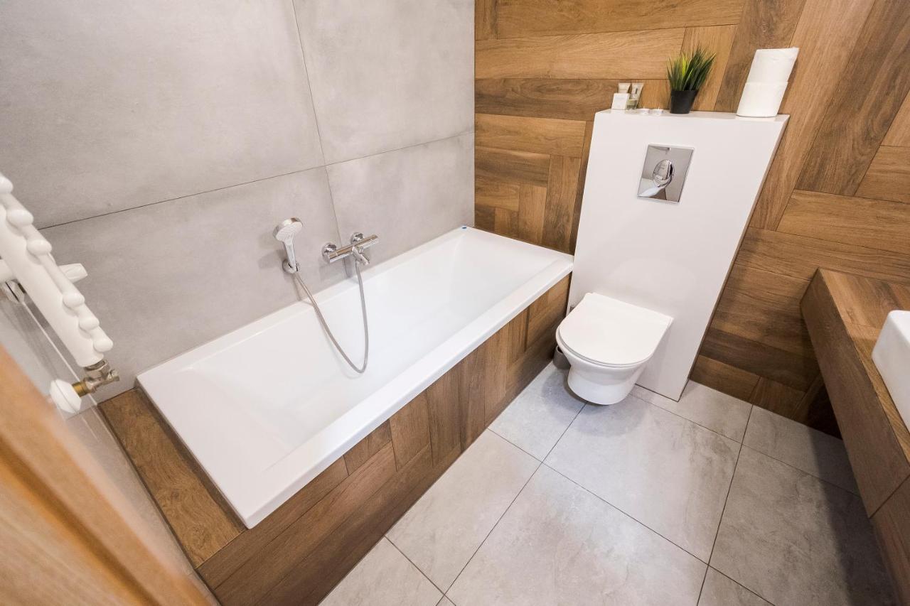 Apartament z ogródkiem i garażem Poznan Exterior foto