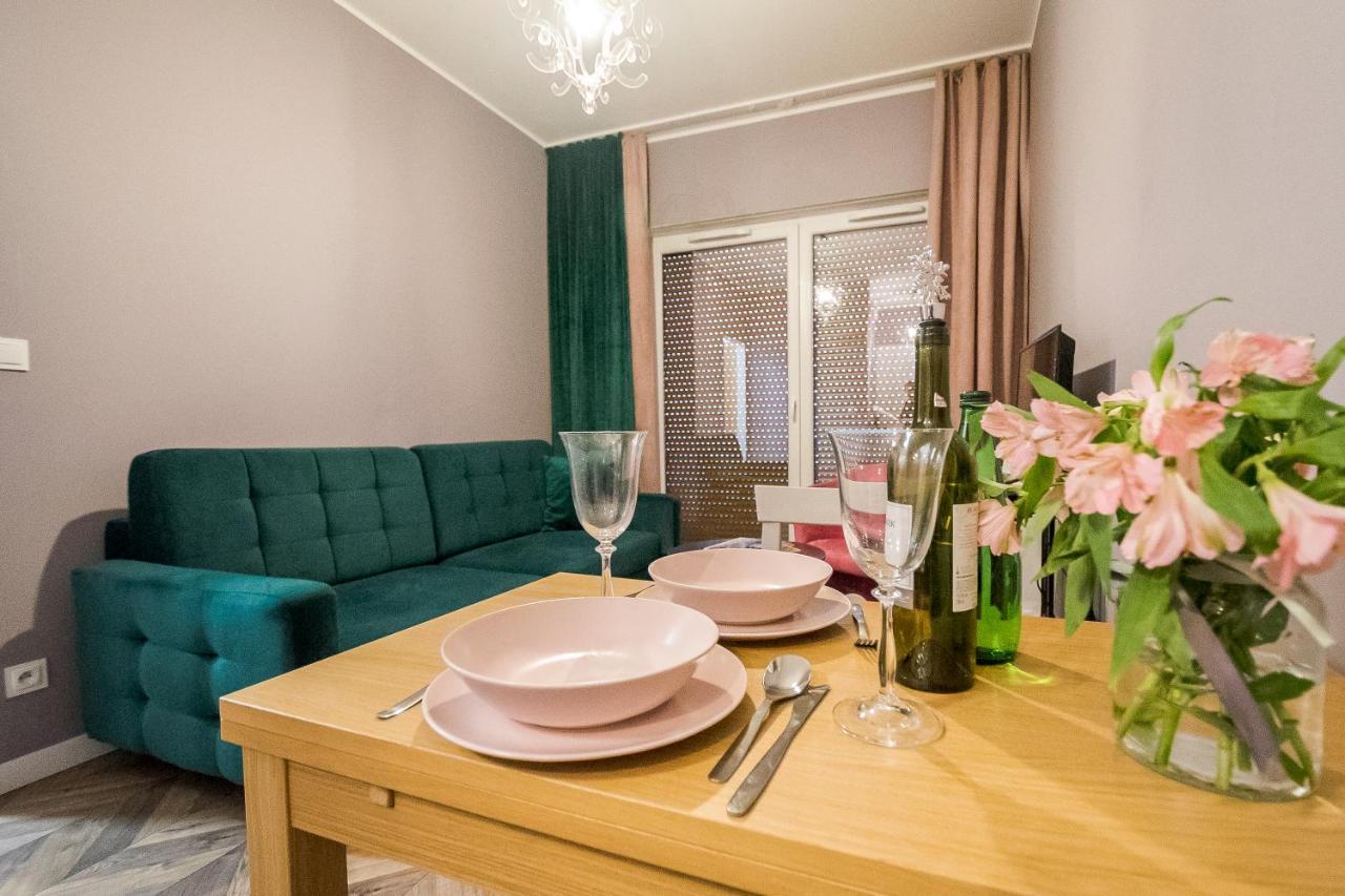 Apartament z ogródkiem i garażem Poznan Exterior foto