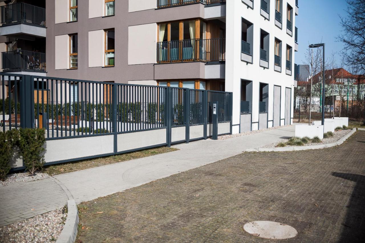 Apartament z ogródkiem i garażem Poznan Exterior foto