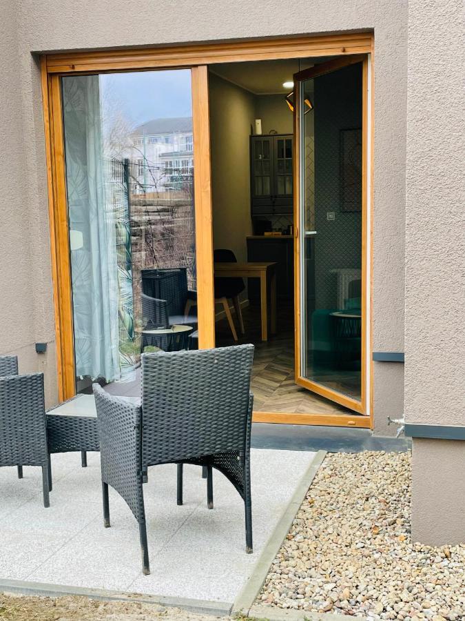 Apartament z ogródkiem i garażem Poznan Exterior foto